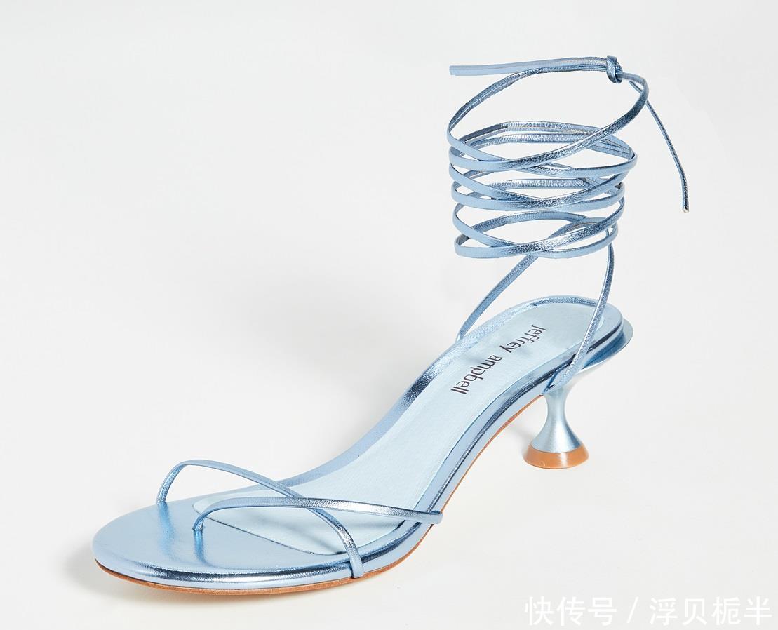 【性感】小姐姐穿牛仔裤搭经典款小喇叭跟捆绑式个性凉鞋,显玉足性感迷人