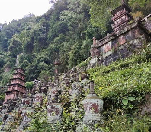 成都周边很有魅力的景区,即使早已破败,也照样深受游客青睐