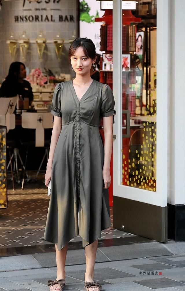  #能进能退#街拍：美女的这条连衣裙，贵在得体