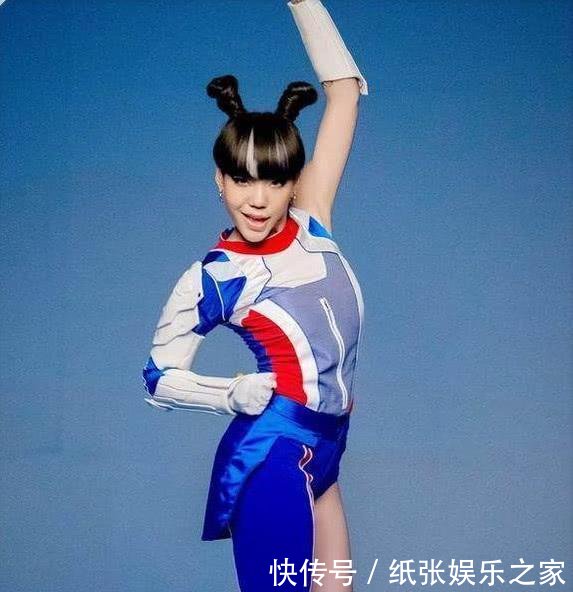 吴莫愁胆真大! 只穿半边裤子就敢上台, 网友: 搞不懂她怎么红的?