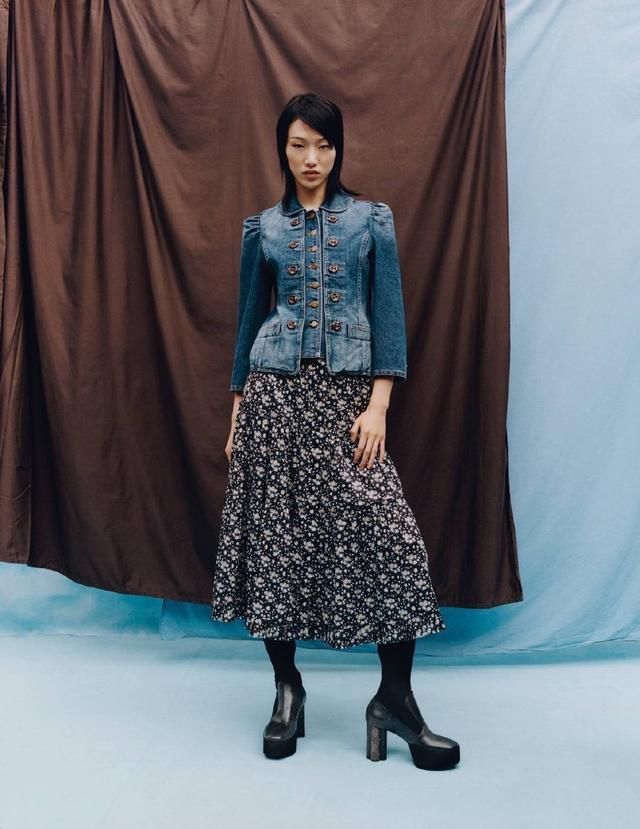  「杂志」?刘雯代表中国登封面，外翻卷发显老像大妈，其他模特造型美翻了