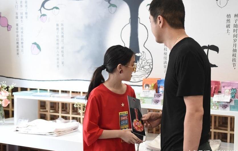 李嫣太成熟了, 才12岁只穿个超大t恤, 手上包更是“贵妇”级别