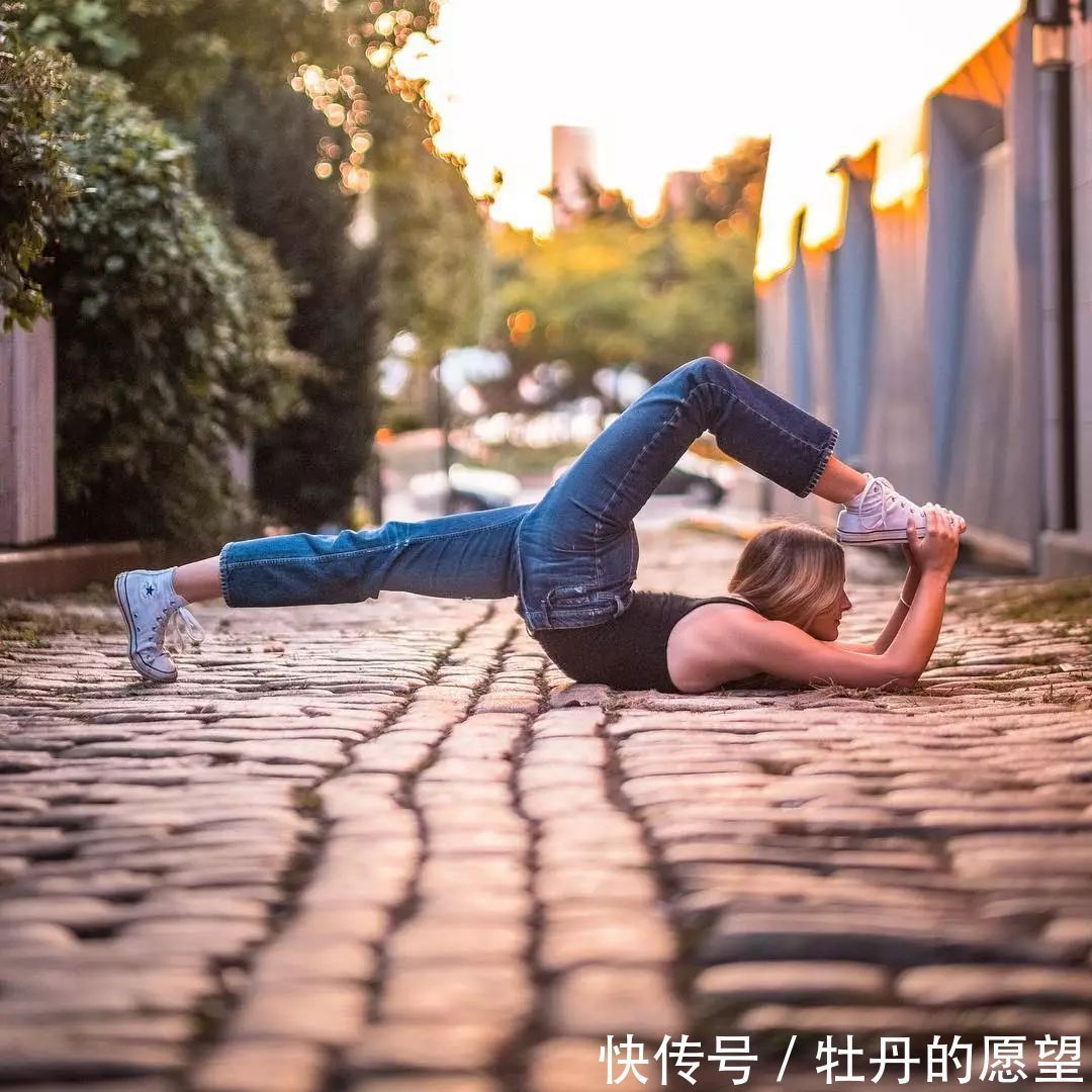 手支撑地面■十分惹人怜爱,身材好的像仙女,28岁代斯面容姣好