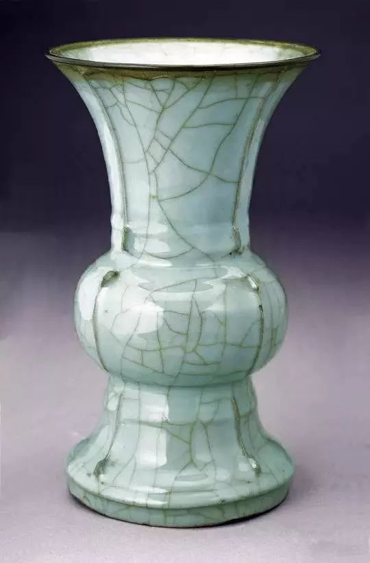 便以宋代官窑为主题像公众展示了台北故宫博物院所藏的宋代官窑瓷器