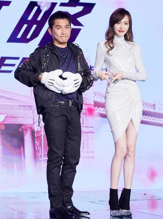 唐嫣现身活动，穿起了10cm高跟鞋，同框的梁朝伟好尴尬！