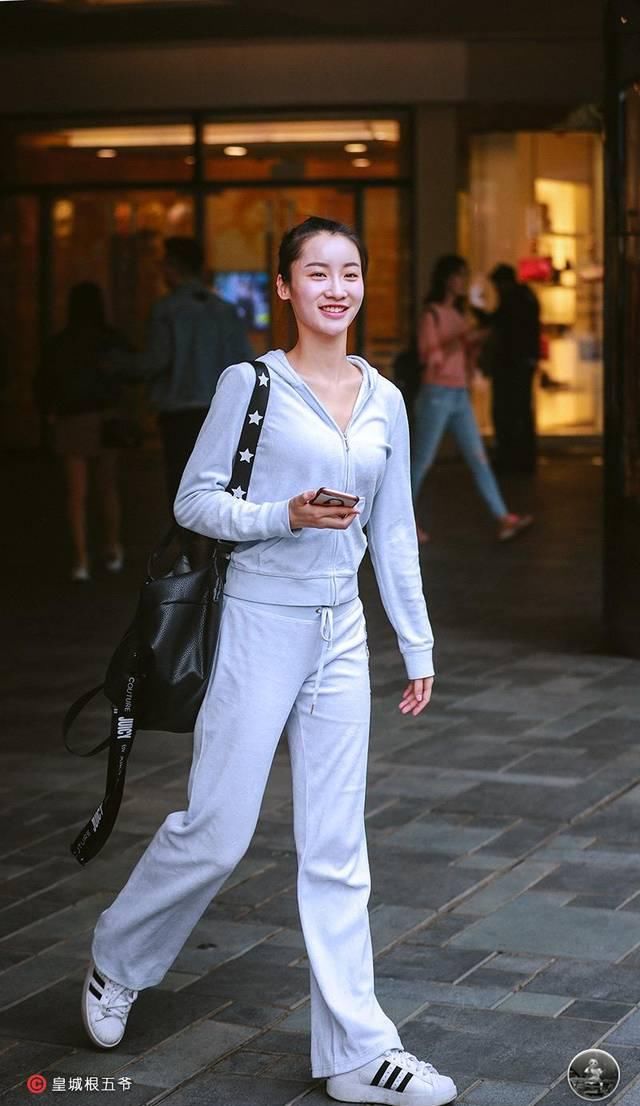 「美女」时尚街拍：在漂亮美女汇集的现代都市中，时尚美女们会挑选不一样的时尚潮流穿搭