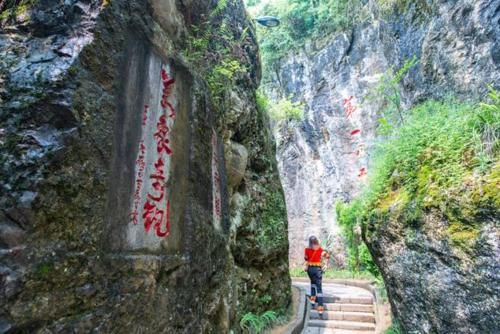 贵州有个神奇溶洞,自带3D效果超魔幻,里面还能开汽车?