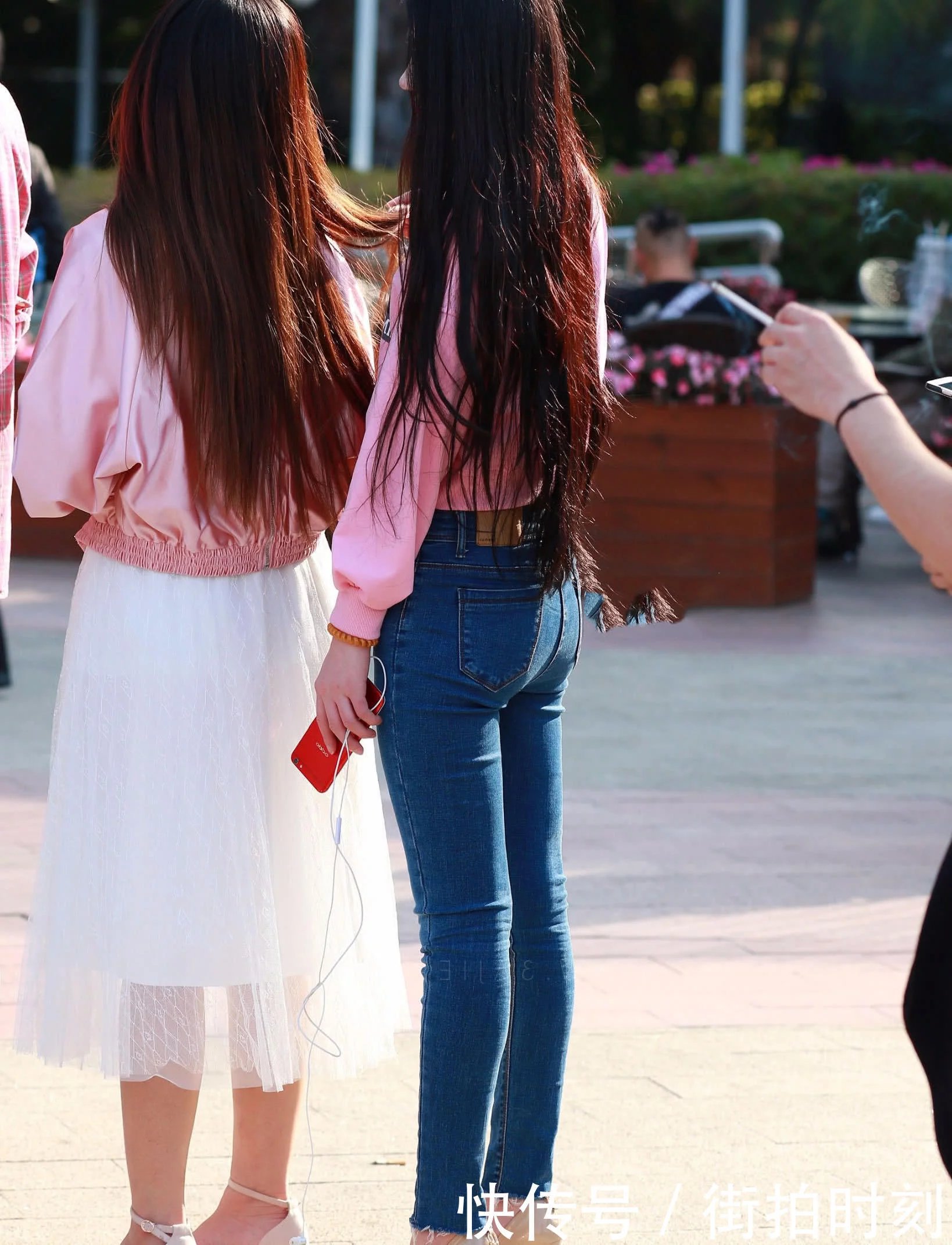 甜美小姐姐露脐装加紧身牛仔裤性感撩人，清纯的长相拥有丰满的身