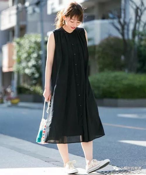 换季穿啥?一件黑色连身洋装让你完美搭出日系时尚