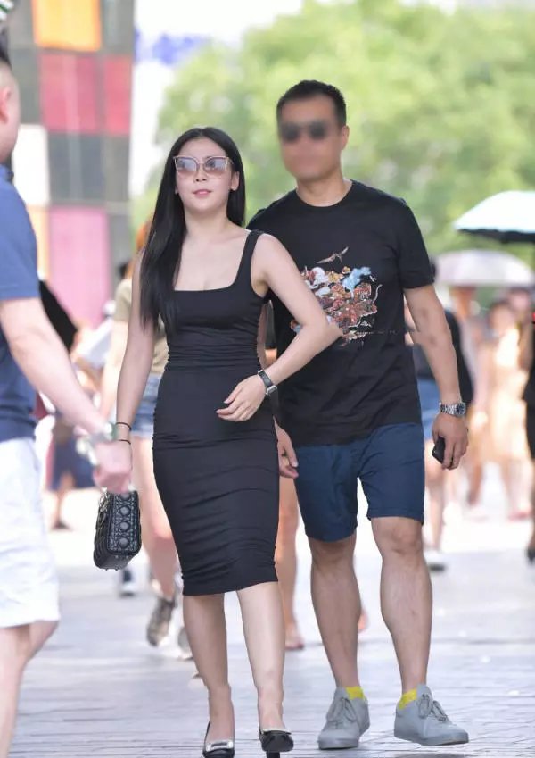 美女与男友出门,身穿黑色包臀连衣裙,曲线身材很漂亮!