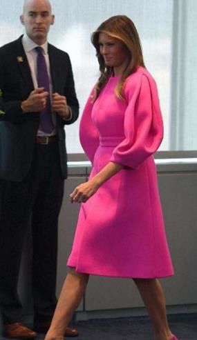 48岁美国“第一夫人”红裙现身，身材凹凸有致，不输37岁伊万卡!