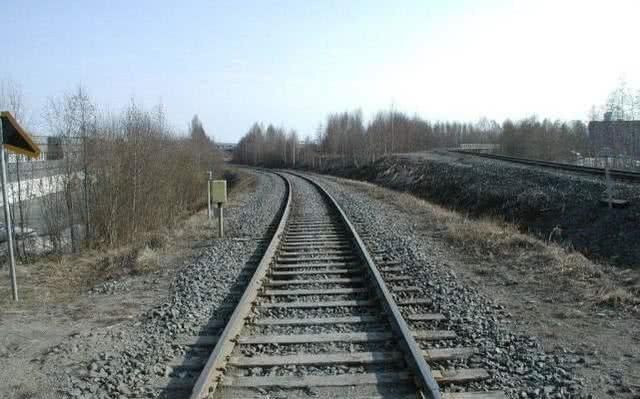  【列车长】为啥火车上“排泄物”要排到铁轨上，不会很臭吗？听