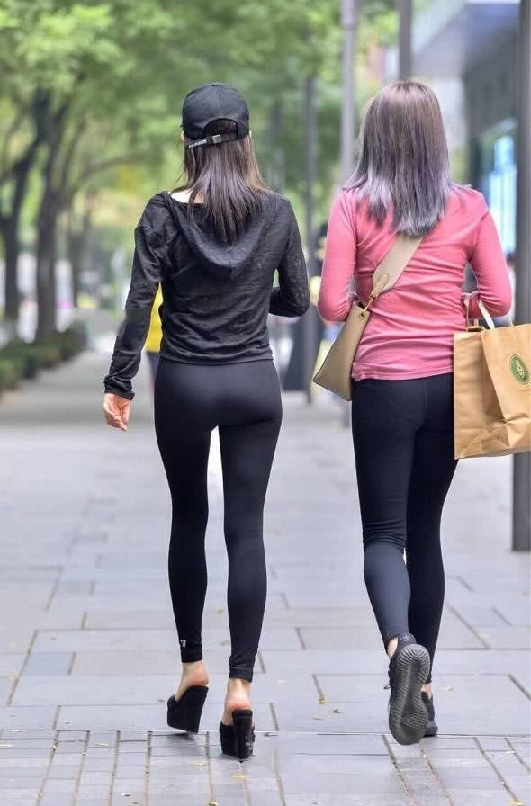 这两位很是时尚小姐姐，走起路来摇摆姿态就像一道道美丽的风景线