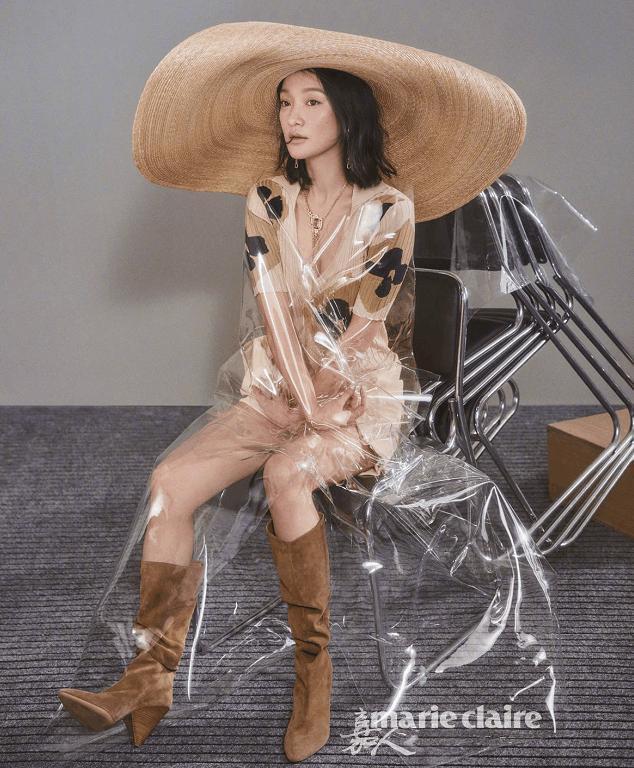 女神们扎堆穿透明塑料袋比美，热巴撩，何穗仙，她们奇葩！