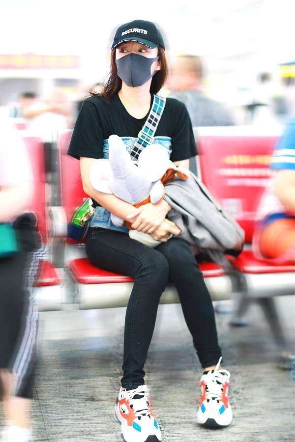 秦岚瘦成一条闪电, 这么紧的裤子也塞得下, 低头看看这腿缝太宽了