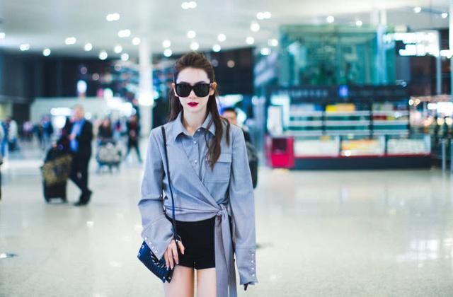 戚薇的短裤越穿越短，从背后看都到臀根了，网友:李承铉咋想的?