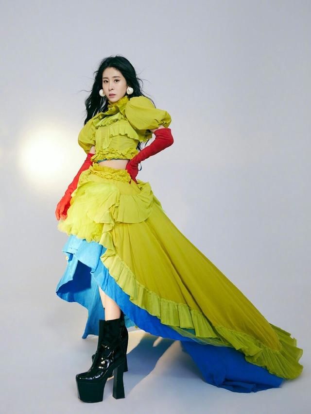 LadyGaga穿蕾丝裙，踩30cm恨天高，网友:送张惠妹张碧晨穿!