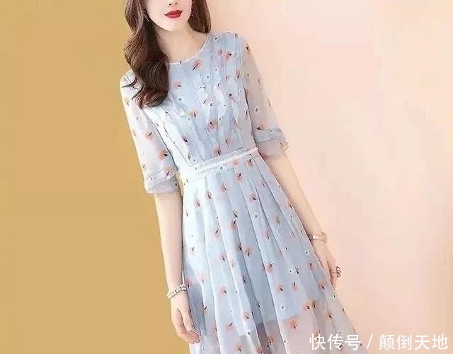  美得■突然发现一“仙女裙”，搭双高跟鞋，美得吸睛又减龄