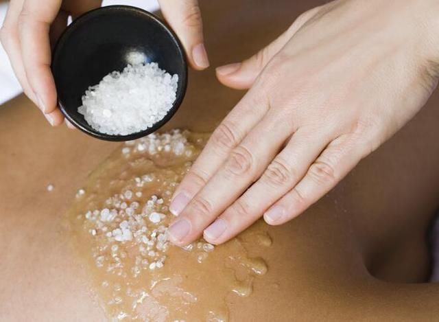 后背不停长痘痘, 可能毛孔被上亿只螨虫掏空, 用上3方法祛痘很快