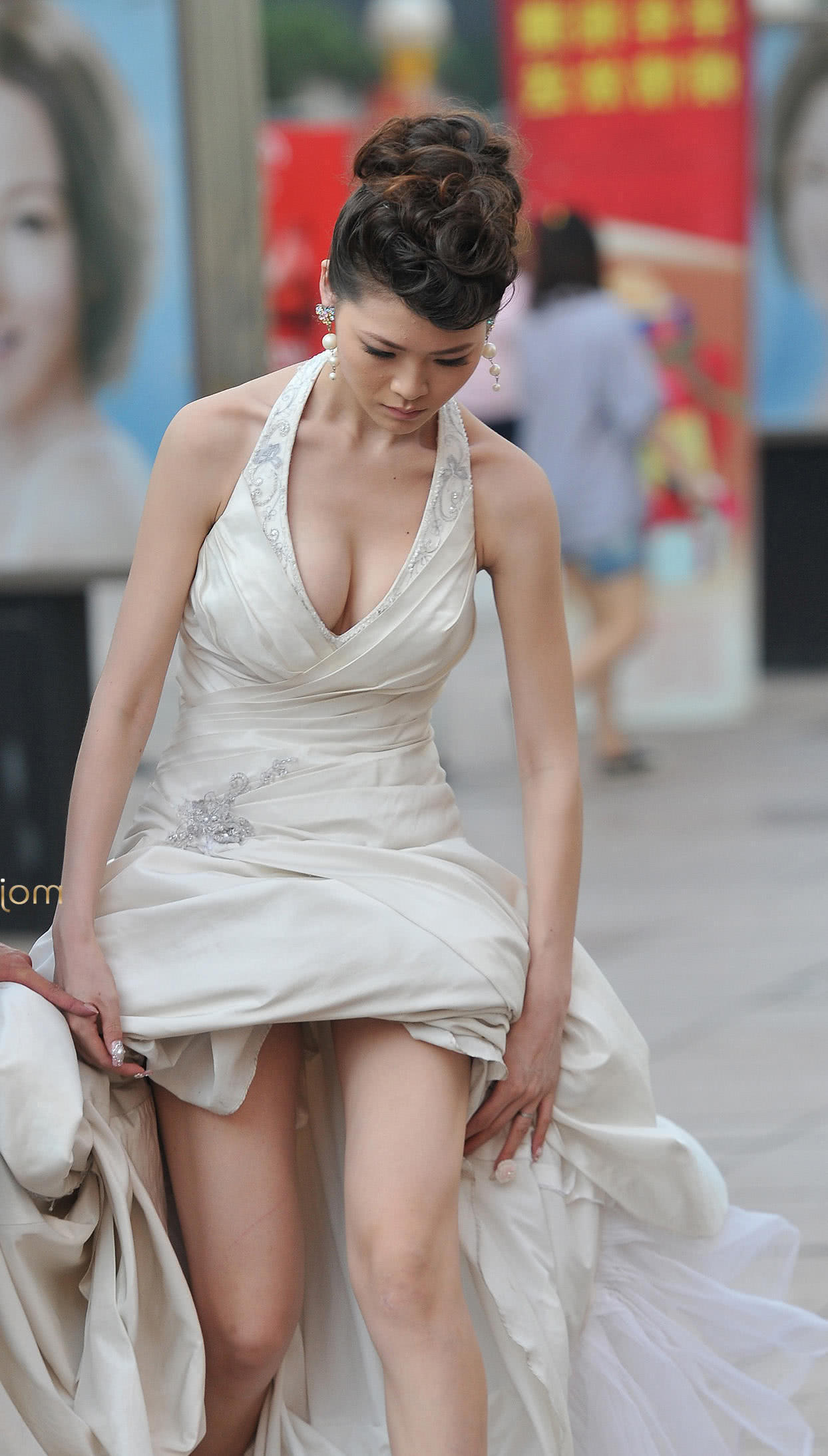 知性小姐姐夏季穿婚纱秀出丰腴上围，一旁的新郎连连帮忙，飘逸的