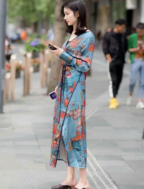 \"i8\": \"http://p3.qhimg.com/t01600b4d16b7ddbc0a.jpg?size=690x973\"}"街拍美女身姿曼妙的小姐姐,巧搭吊带裙,时尚又魅力