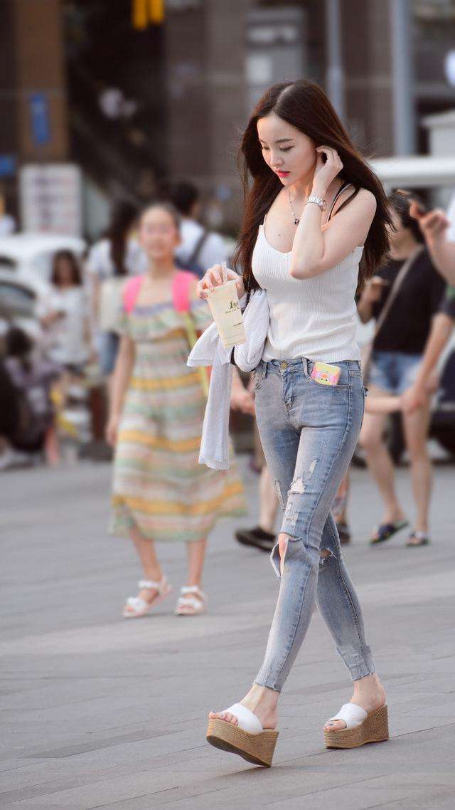 武汉街拍时尚美女, 身材凹凸有致让路人看呆