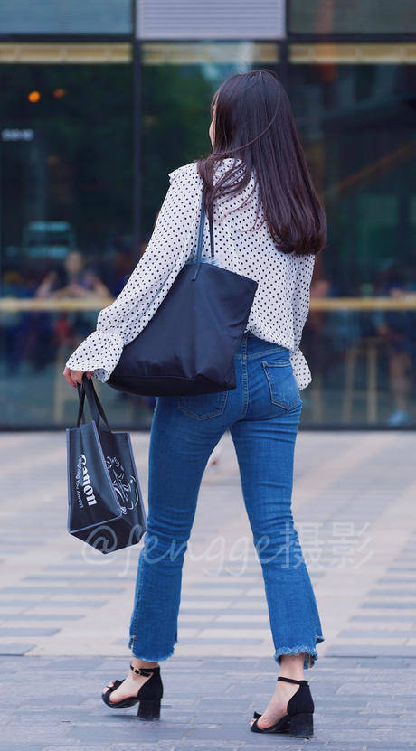 街拍：女生爱穿紧身牛仔裤，其实是看中它的塑身功能