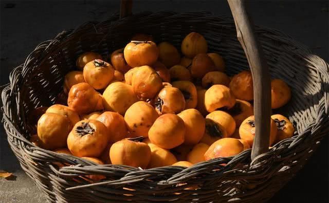 六旬老人用传统工艺做柿饼,一天削600个柿子,做的柿饼很抢手