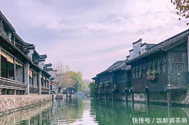 国内最奇特的两座古镇,白天门票要100元,晚上就可免费进出