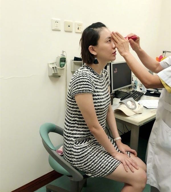 十八线女星吃减肥药引发疾病，坐轮椅进医院，网友:炒作