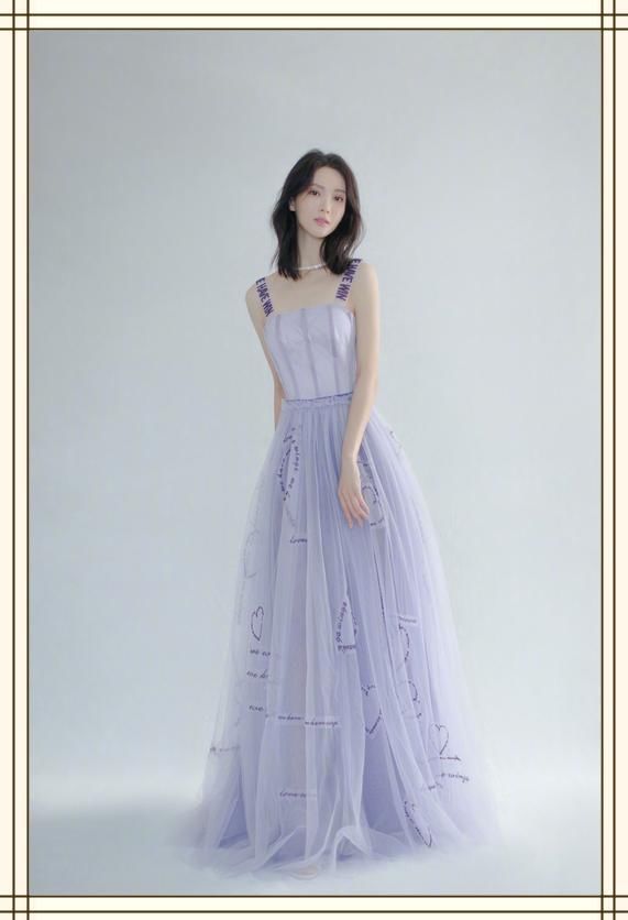 金晨不过在T恤上打了个结，不仅小蛮腰出来了，连腿都长一大截！