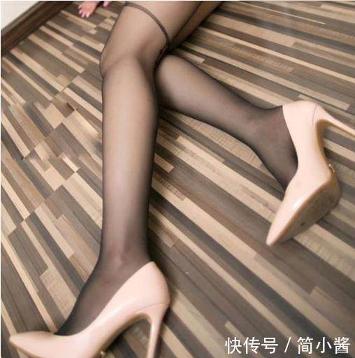 优雅迷人的尖头细跟，勾勒小腿曲线，展现女性的魅力