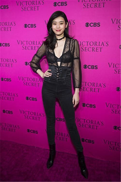 奚梦瑶又上国际杂志了，为了抢镜还掀开了裙子，网友:真够心机!