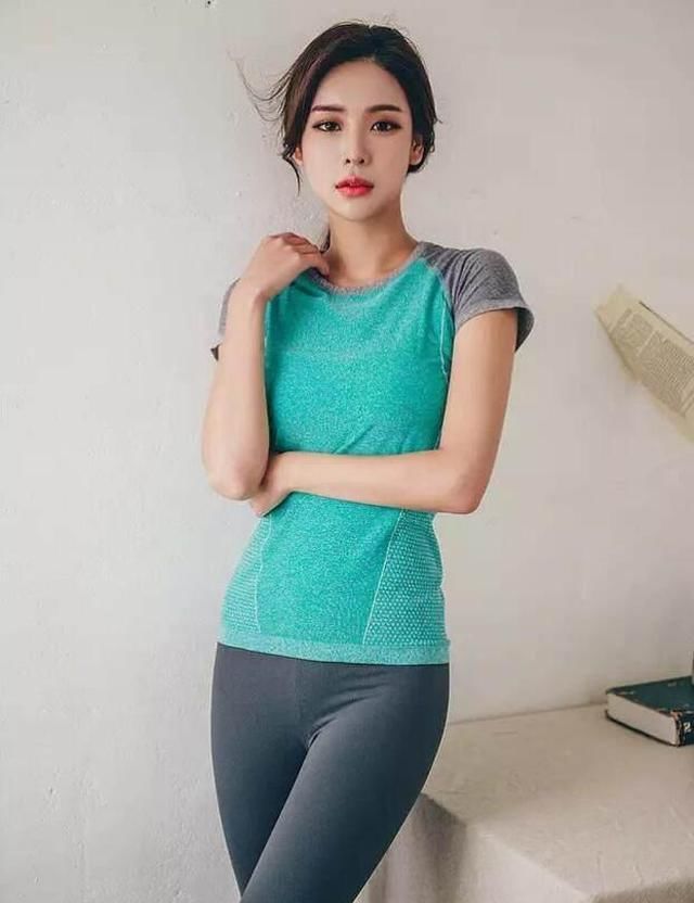  『漂亮』简单装扮的打底裤美女，年轻又漂亮，尽显凹凸身姿！