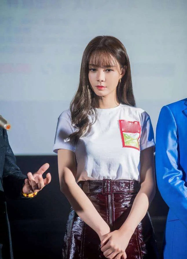 沈梦辰白色T恤搭配一款黑色高腰皮裙,看起来清新又显气质