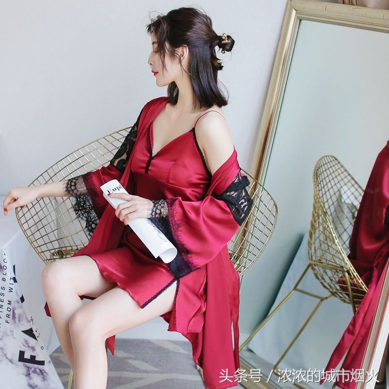 瞧瞧下图女人穿的睡衣，真是一饱眼福，诱惑力瞬间全开