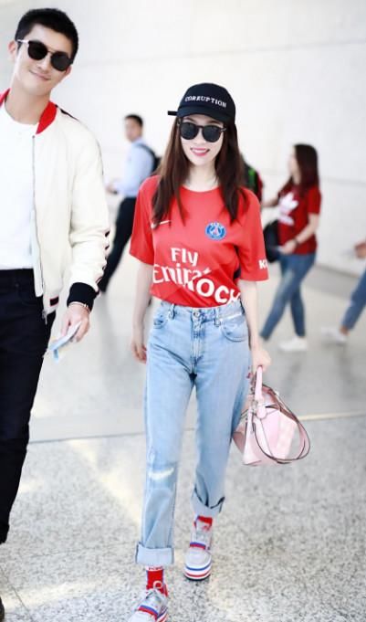 同是辣妈穿红T却大不同，冉莹颖衣服快被撑破，霍思燕却嫩回18岁