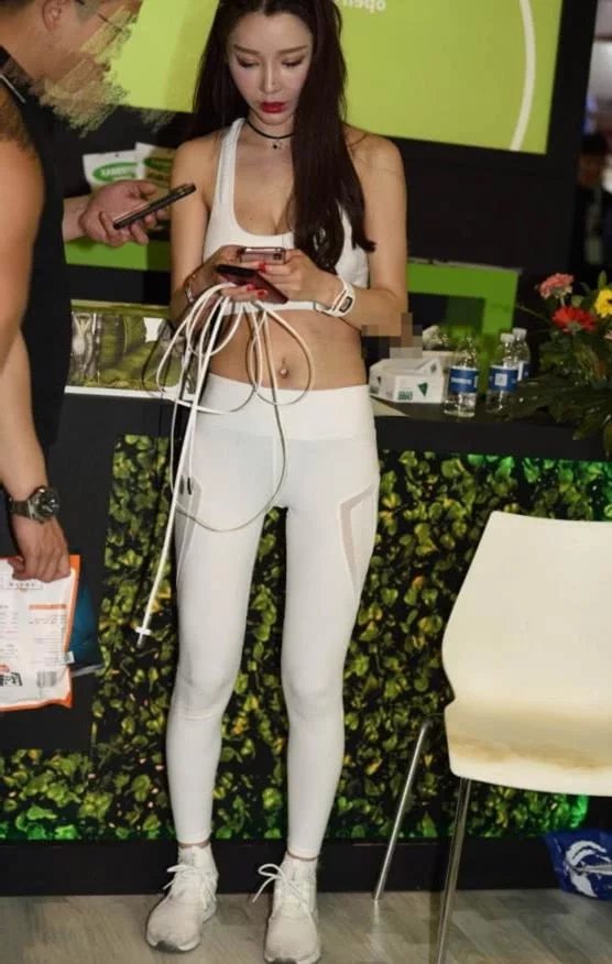 小姐姐白色紧身裤辣妹，气质清纯，身材玲珑有致