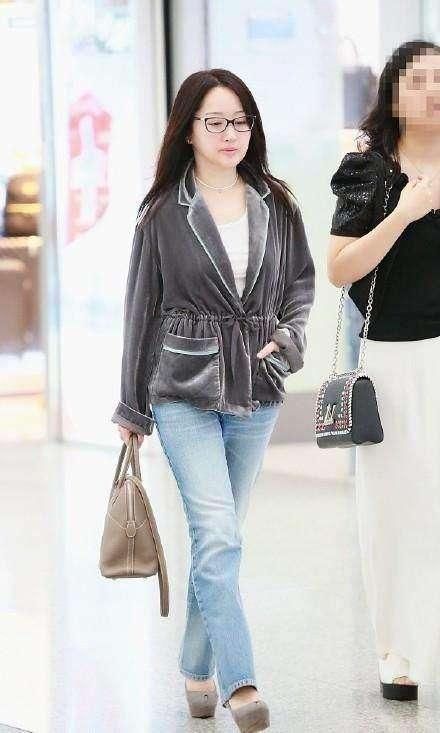 上半身少女,下半身大妈46岁杨钰莹机场秀还不如年过六旬的赵雅芝