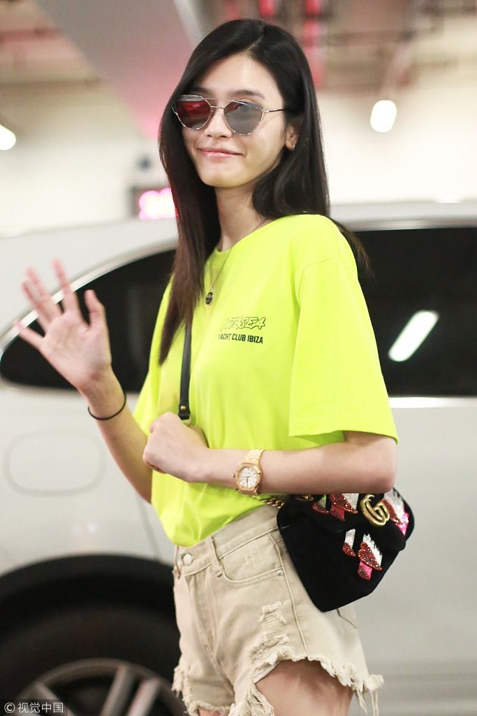 奚梦瑶穿热裤秀长腿 赶飞机满脸困意