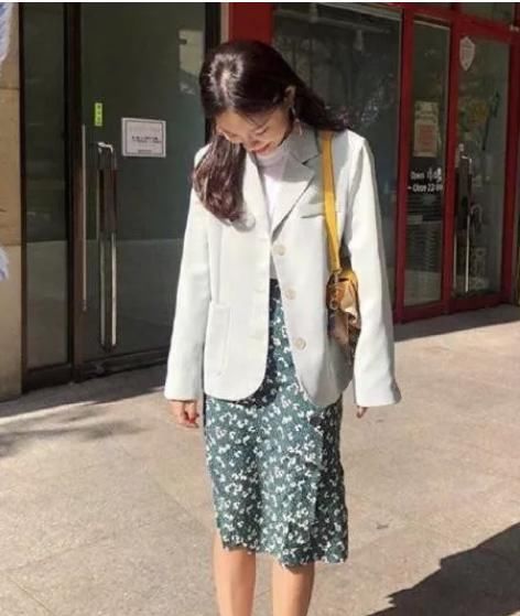  『碎花』春天来了,30岁以上的轻熟女性,如何穿印花T恤减龄不装嫩?