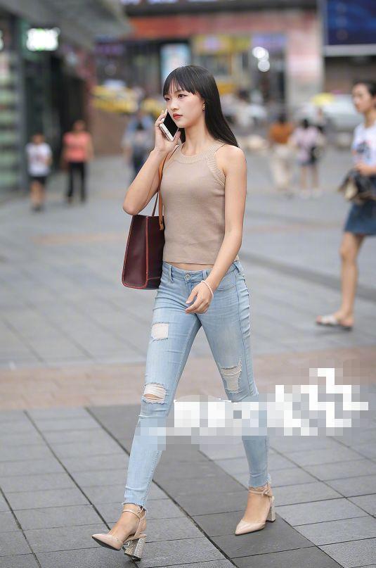 街拍：穿“紧身”长裤的美女们，拥有让人接二连三赞叹的好身材！