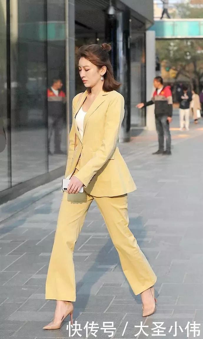 【美女】美女街拍:鹅蛋的脸型,白色的背心,整体的搭配成熟又稳重,还带着迷人的气息。