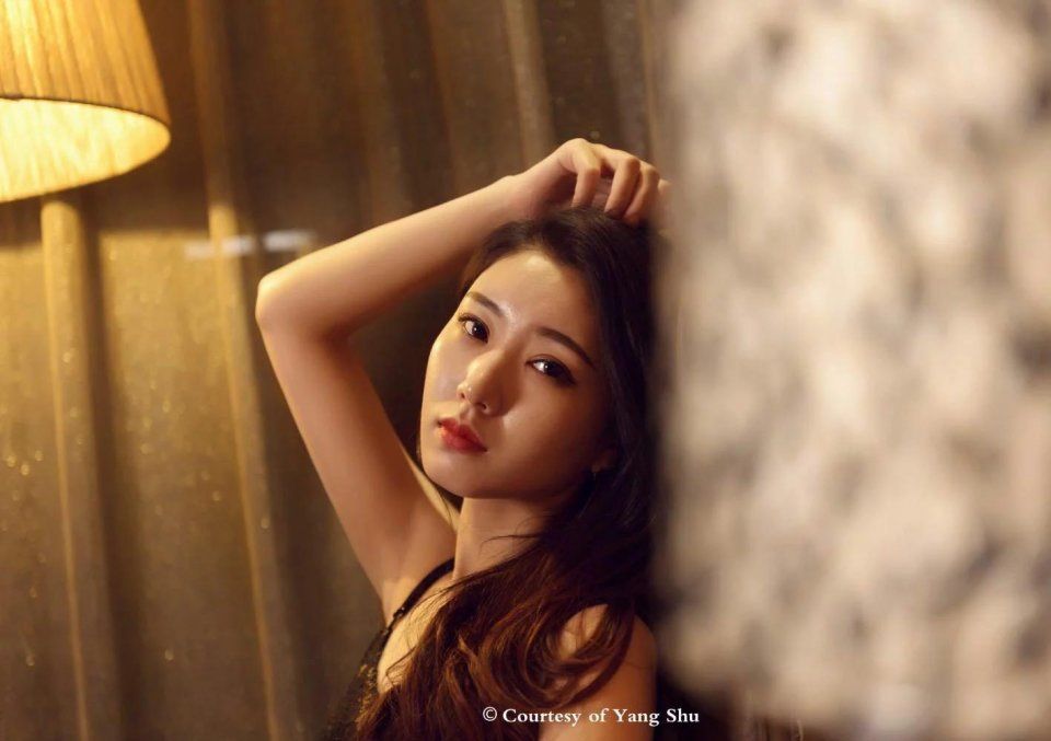 东莞街拍:小姐姐裹背抹胸黑色连衣裙，身材火辣，有种舔屏的冲动