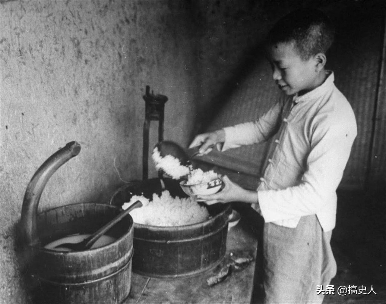 100年前农村:第1图农妇用土灶做饭，农民用白糖水招待客人