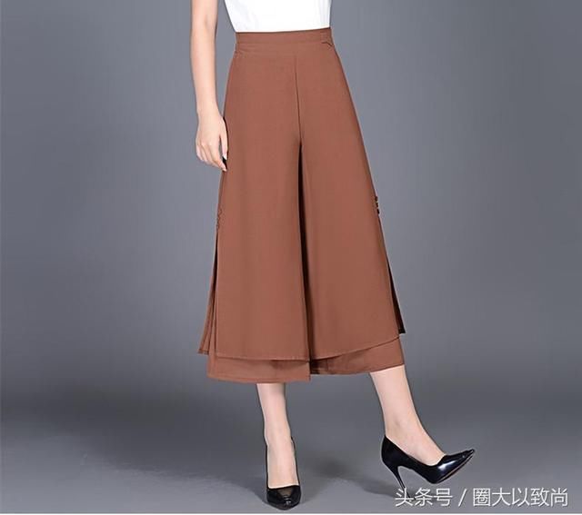 女人尽量不要短裤+凉鞋了，学深圳女人穿阔腿裤，洋气时髦又减龄