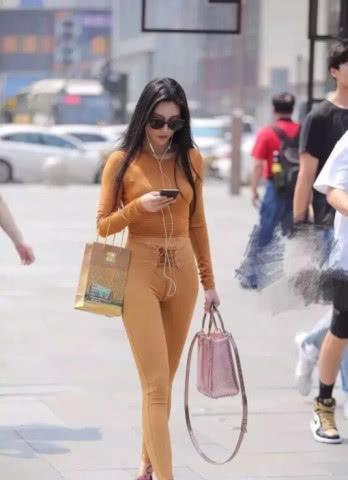 这样的打底裤，怎么拍都很美，十分的美好！