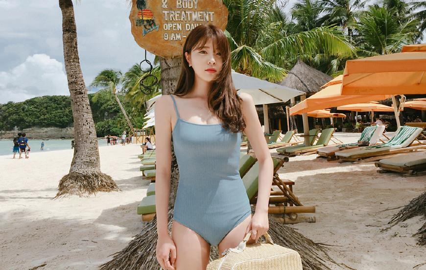 气质辣妈泳衣巧搭配 妩媚又迷人