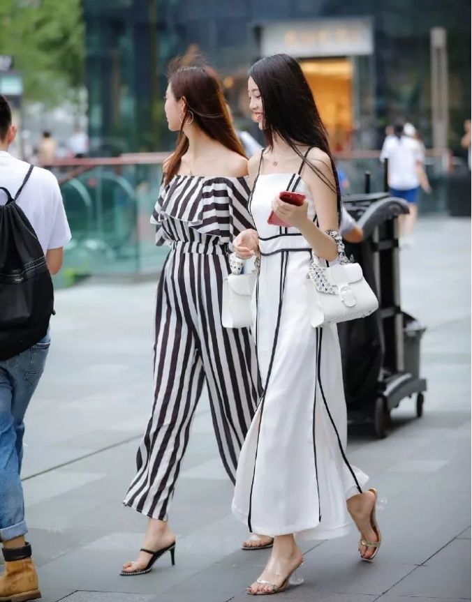 街拍:两位颜值高身材好的小姐姐，你喜欢哪位?