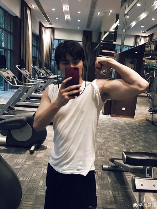 李易峰调皮自侃回应发胖传闻：幸好我有质量